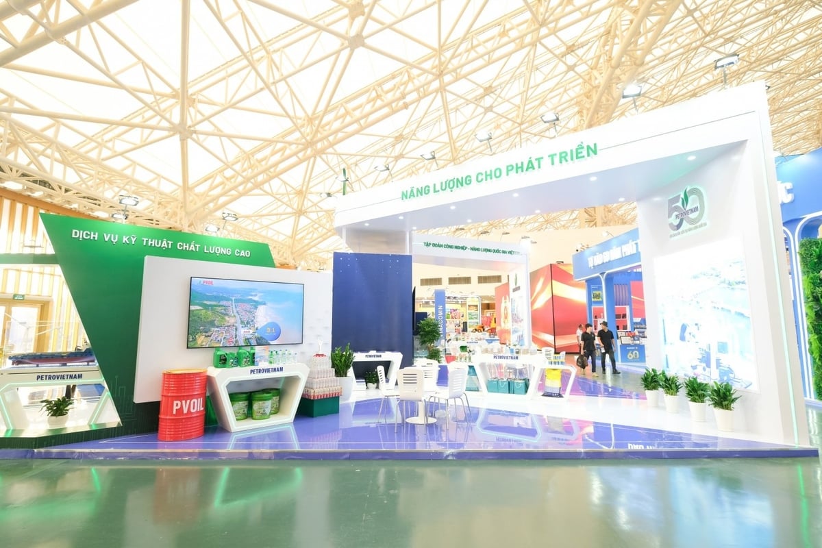 Gian trưng bày có sự tham gia của các đơn vị thành viên của Petrovietnam như: Vietsovpetro, BSR, PVFCCo, PVCFC, PVOIL, PTSC, PVEP, với nhiều mô hình giàn khoan, nhà máy, sản phẩm và công nghệ hiện đại, tạo điểm nhấn sinh động. Ảnh: Petrovietnam. Gian trưng bày có sự tham gia của các đơn vị thành viên của Petrovietnam như: Vietsovpetro, BSR, PVFCCo, PVCFC, PVOIL, PTSC, PVEP, với nhiều mô hình giàn khoan, nhà máy, sản phẩm và công nghệ hiện đại, tạo điểm nhấn sinh động. Ảnh: Petrovietnam.