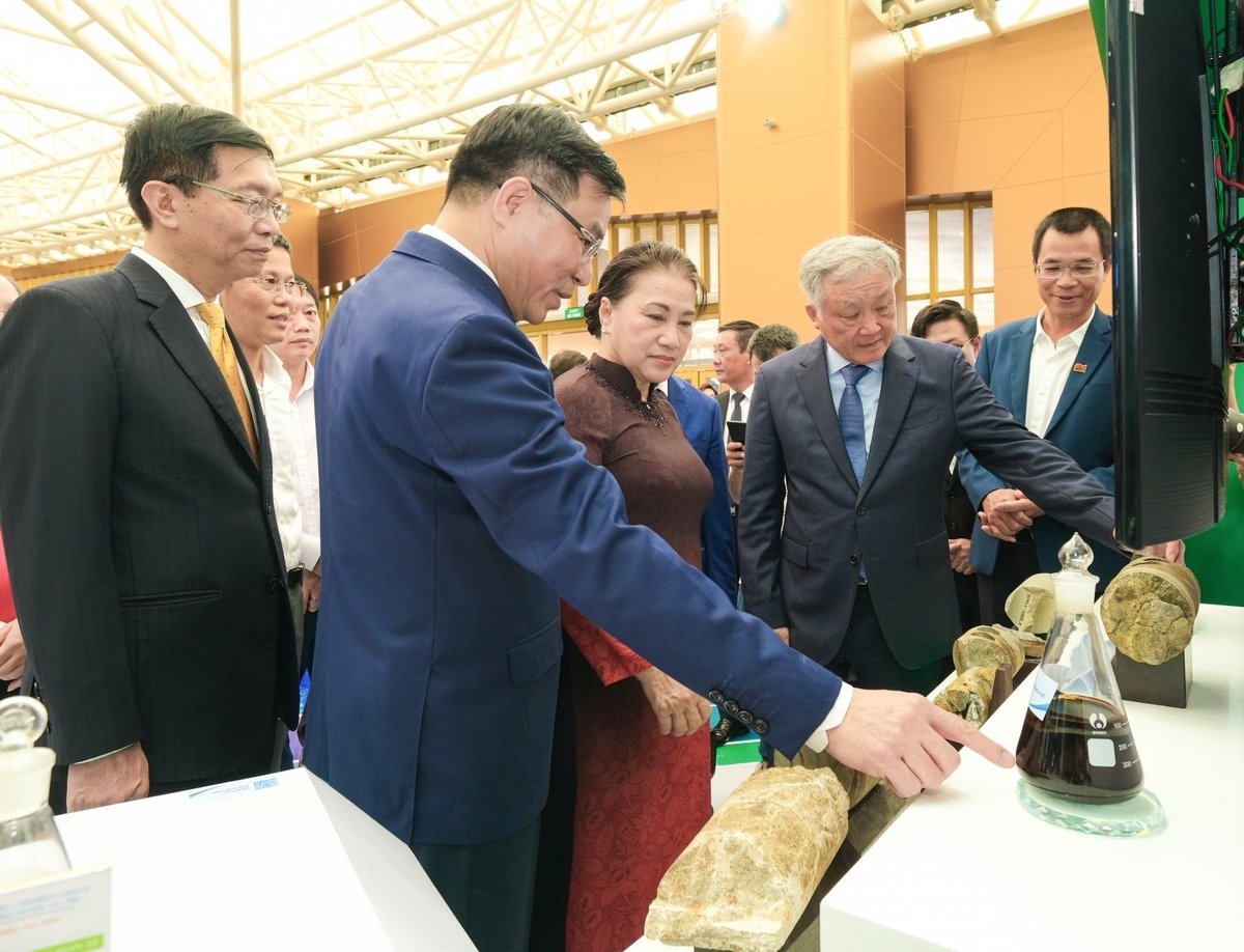 Đồng chí Lê Mạnh Hùng - Bí thư Đảng ủy, Chủ tịch HĐTV Petrovietnam giới thiệu với đồng chí Nguyễn Thị Kim Ngân - nguyên Ủy viên Bộ Chính trị, nguyên Chủ tịch Quốc hội và đồng chí Nguyễn Hòa Bình - Ủy viên Bộ Chính trị, Phó Thủ tướng thường trực Chính phủ về các mẫu dầu thô tại thềm lục địa Việt Nam. Ảnh: Petrovietnam. Đồng chí Lê Mạnh Hùng - Bí thư Đảng ủy, Chủ tịch HĐTV Petrovietnam giới thiệu với đồng chí Nguyễn Thị Kim Ngân - nguyên Ủy viên Bộ Chính trị, nguyên Chủ tịch Quốc hội và đồng chí Nguyễn Hòa Bình - Ủy viên Bộ Chính trị, Phó Thủ tướng thường trực Chính phủ về các mẫu dầu thô tại thềm lục địa Việt Nam. Ảnh: Petrovietnam.