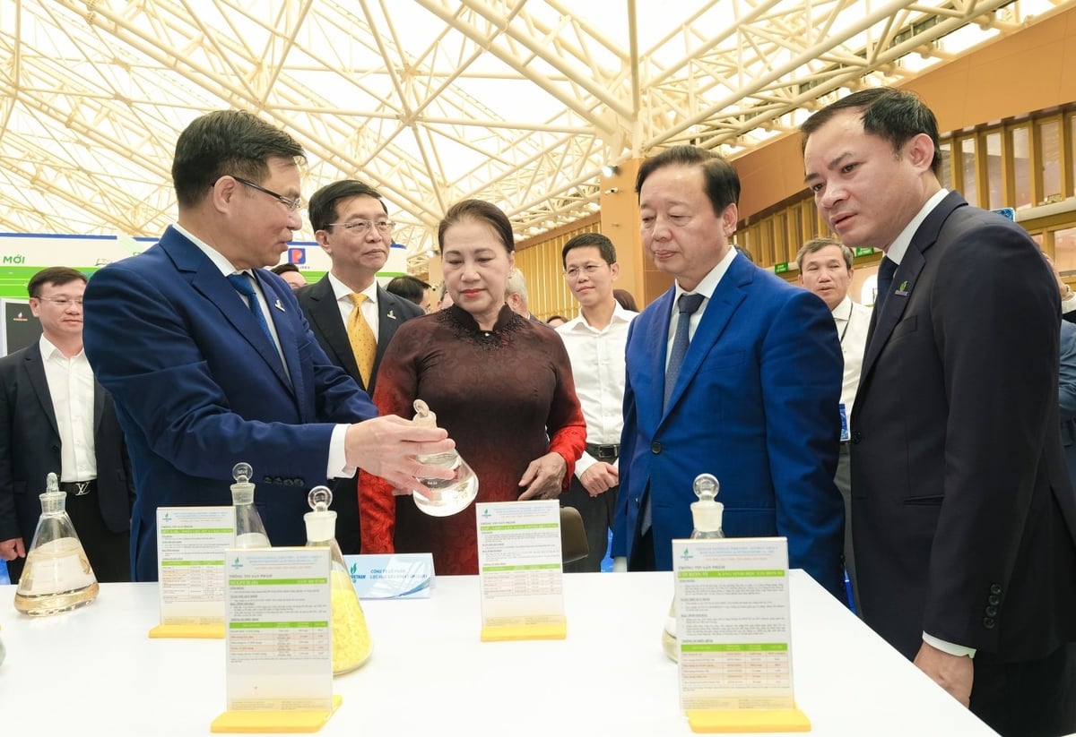 Đồng chí Lê Mạnh Hùng - Bí thư Đảng ủy, Chủ tịch HĐTV Petrovietnam giới thiệu đến nguyên Chủ tịch Quốc hội Nguyễn Thị Kim Ngân và Phó Thủ tướng Trần Hồng Hà các sản phẩm của Petrovietnam. Ảnh: Petrovietnam. Đồng chí Lê Mạnh Hùng - Bí thư Đảng ủy, Chủ tịch HĐTV Petrovietnam giới thiệu đến nguyên Chủ tịch Quốc hội Nguyễn Thị Kim Ngân và Phó Thủ tướng Trần Hồng Hà các sản phẩm của Petrovietnam. Ảnh: Petrovietnam.