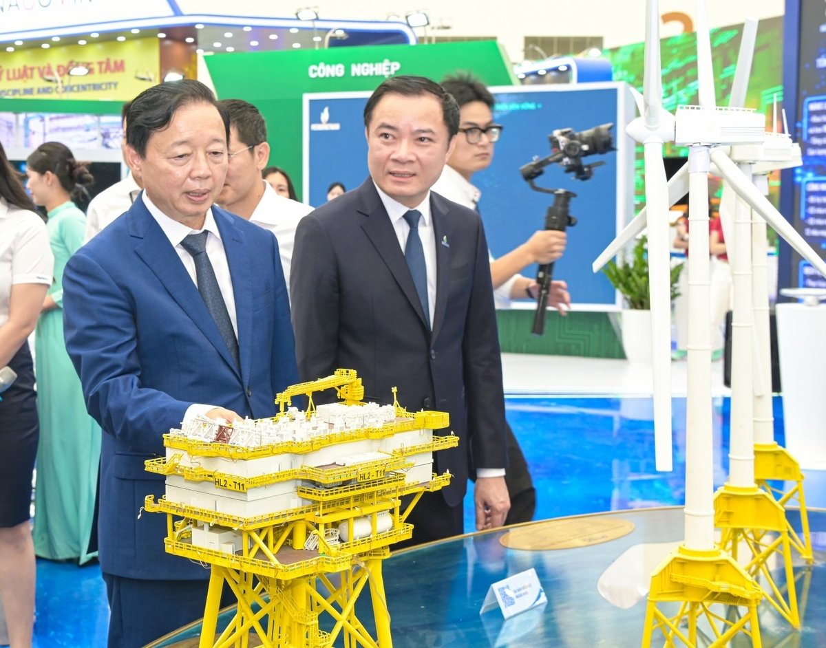 Đồng chí Lê Ngọc Sơn - Tổng Giám đốc Petrovietnam giới thiệu với Phó Thủ tướng Trần Hồng Hà về mô hình điện gió ngoài khơi. Ảnh: Petrovietnam. Đồng chí Lê Ngọc Sơn - Tổng Giám đốc Petrovietnam giới thiệu với Phó Thủ tướng Trần Hồng Hà về mô hình điện gió ngoài khơi. Ảnh: Petrovietnam.