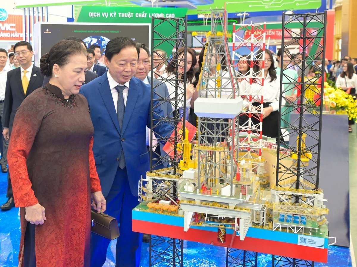 Nguyên Chủ tịch Quốc hội Nguyễn Thị Kim Ngân và Phó Thủ tướng Trần Hồng Hà tham quan mô hình Giàn Tam đảo 05 tại gian trưng bày của Petrovietnam. Ảnh: Petrovietnam. Nguyên Chủ tịch Quốc hội Nguyễn Thị Kim Ngân và Phó Thủ tướng Trần Hồng Hà tham quan mô hình Giàn Tam đảo 05 tại gian trưng bày của Petrovietnam. Ảnh: Petrovietnam.