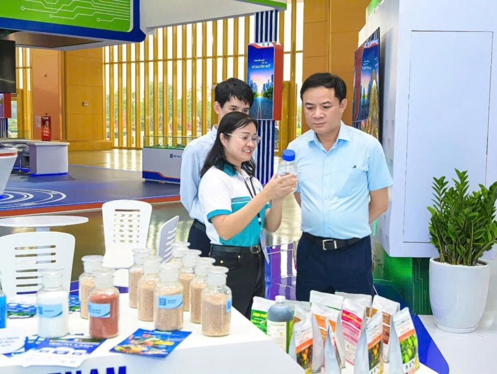 Cán bộ của PVFCCO giới thiệu sản phẩm với Lãnh đạo Tâp đoàn. Ảnh: PVFCCo. Cán bộ của PVFCCO giới thiệu sản phẩm với Lãnh đạo Tâp đoàn. Ảnh: PVFCCo.