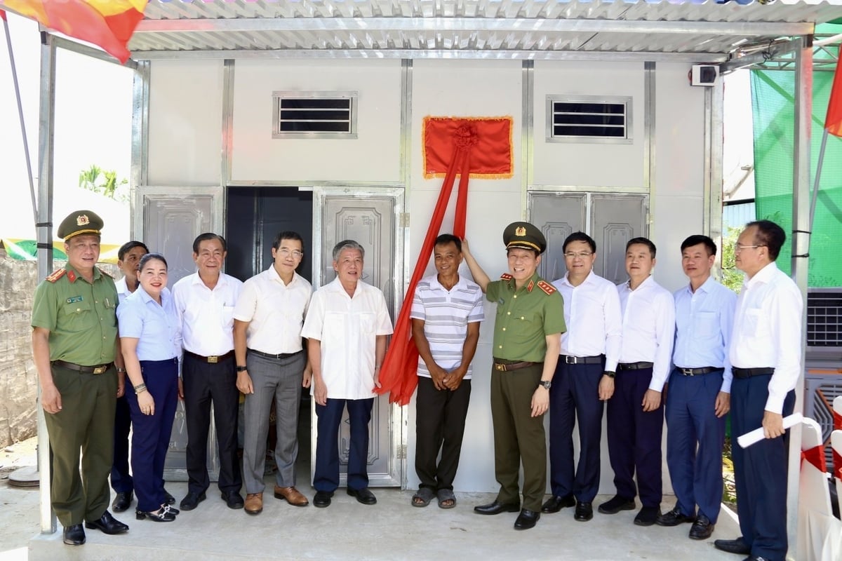 Bộ trưởng Bộ Công an Lương Tam Quang và Chủ tịch HĐTV Petrovietnam Lê Mạnh Hùng tại Lễ khánh thành và bàn giao căn nhà mẫu cho gia đình ông Thạch Sa Ruôl (ấp Nguyệt Lãng B). Ảnh: Petrovietnam. Bộ trưởng Bộ Công an Lương Tam Quang và Chủ tịch HĐTV Petrovietnam Lê Mạnh Hùng tại Lễ khánh thành và bàn giao căn nhà mẫu cho gia đình ông Thạch Sa Ruôl (ấp Nguyệt Lãng B). Ảnh: Petrovietnam.