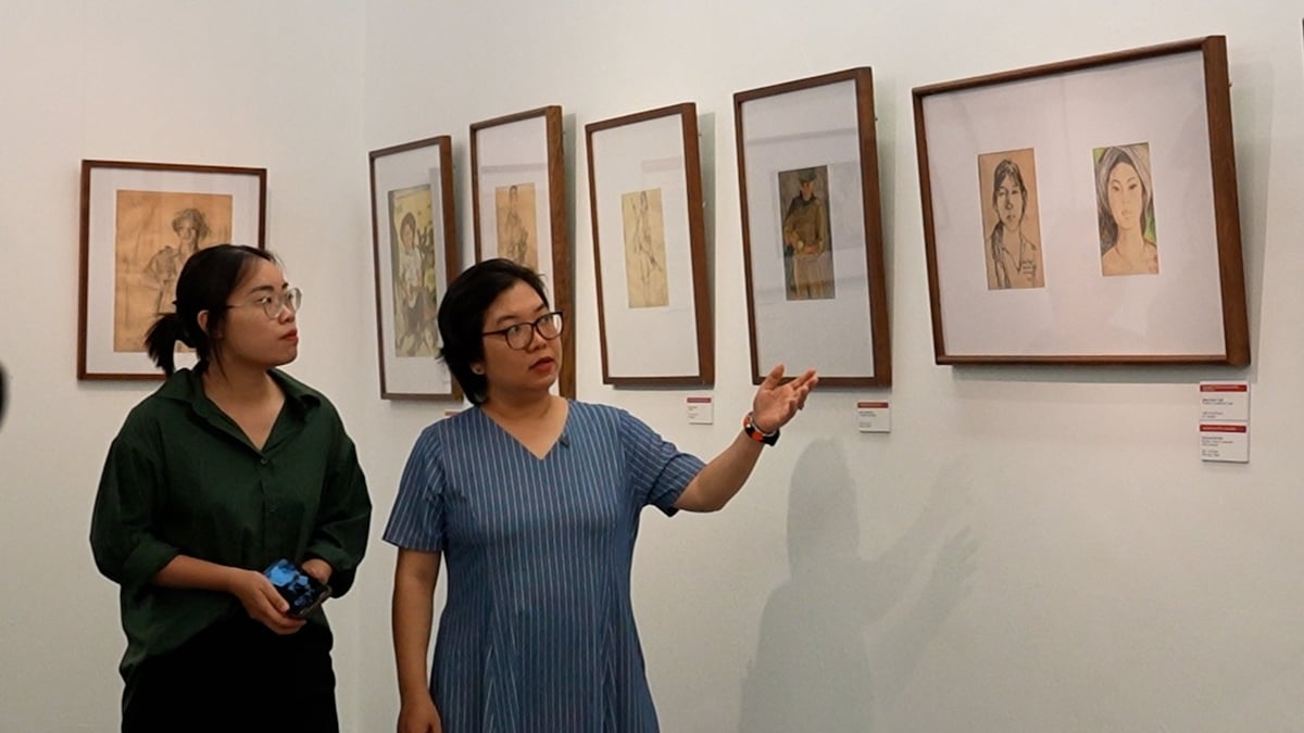 Bà Vương Lê Mỹ Học (bên phải), Trưởng phòng Trưng bày, triển lãm giáo dục, Bảo tàng Mỹ thuật Việt Nam giới thiệu các bức tranh khắc hoạ những người lính. Ảnh: Hà Trang Bà Vương Lê Mỹ Học (bên phải), Trưởng phòng Trưng bày, triển lãm giáo dục, Bảo tàng Mỹ thuật Việt Nam giới thiệu các bức tranh khắc hoạ những người lính. Ảnh: Hà Trang