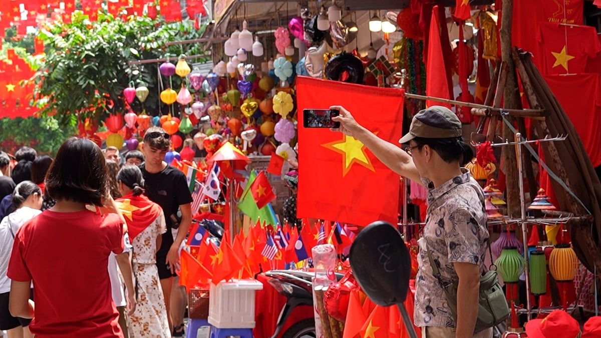 Người dân chụp ảnh, mua sắm nhộn nhịp trên phố Hàng Mã. Ảnh: Hà Trang. Người dân chụp ảnh, mua sắm nhộn nhịp trên phố Hàng Mã. Ảnh: Hà Trang.