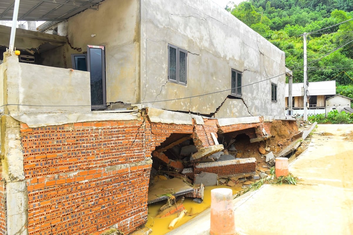 Ngôi nhà của anh Vi Văn Quang vừa xây dựng đã bị lũ làm nứt toác. Ảnh: Thanh Tâm. Ngôi nhà của anh Vi Văn Quang vừa xây dựng đã bị lũ làm nứt toác. Ảnh: Thanh Tâm.
