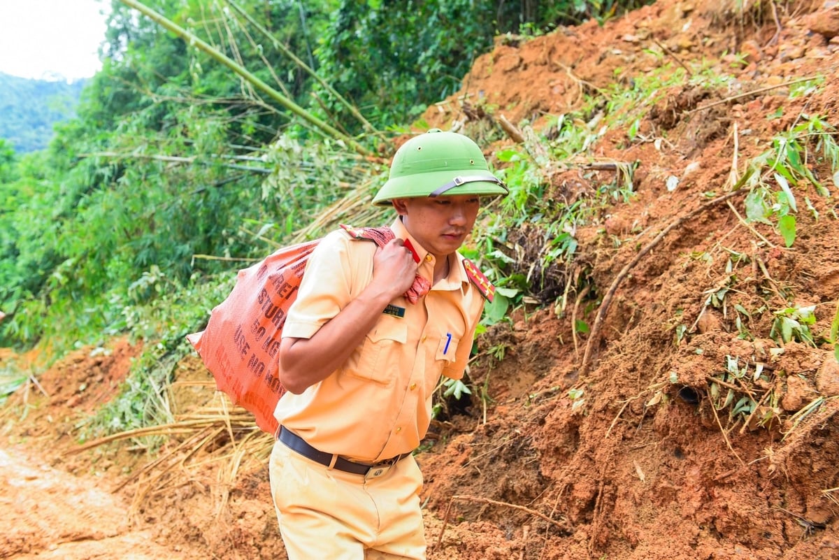 Lực lượng công an phải lội bùn mang nhu yếu phẩm tới cho người dân. Lực lượng công an phải lội bùn mang nhu yếu phẩm tới cho người dân.