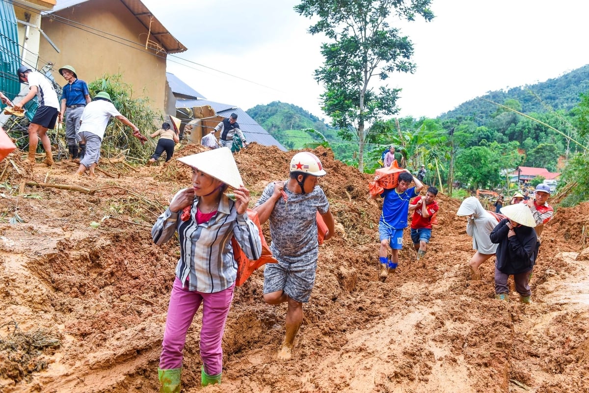 Người dân cùng tham gia hỗ trợ vận chuyển hàng cứu trợ. Người dân cùng tham gia hỗ trợ vận chuyển hàng cứu trợ.