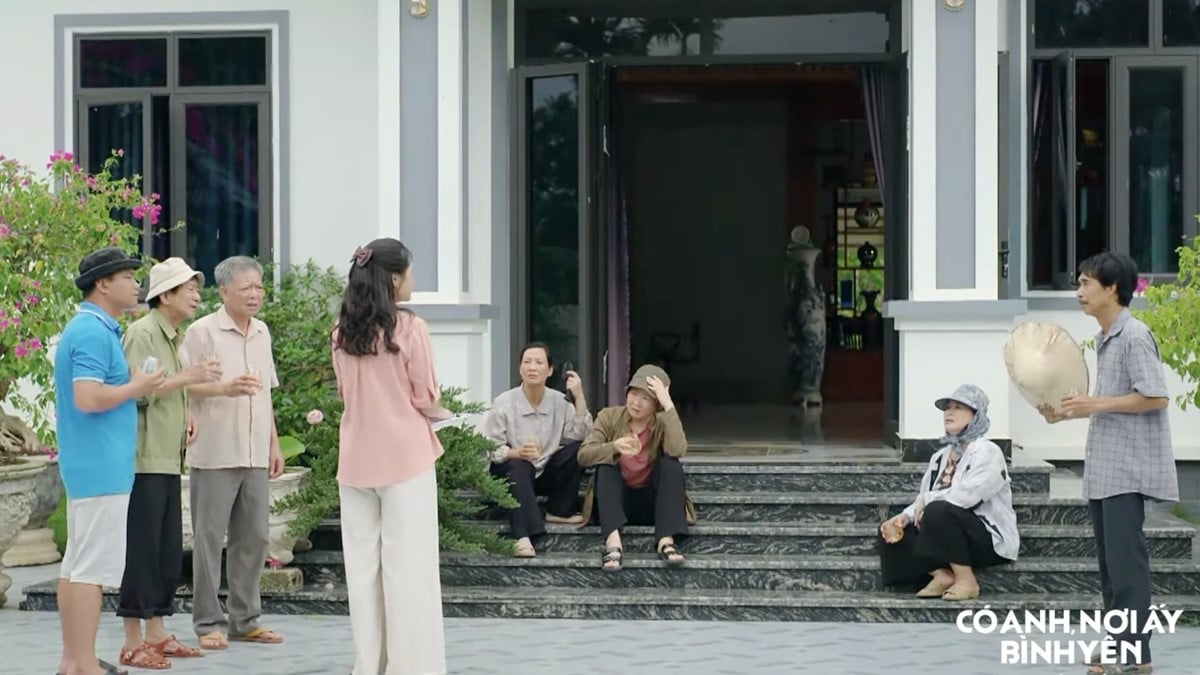 Bà con mong Vân giúp đỡ viết đơn kiện. Ảnh CMH Bà con mong Vân giúp đỡ viết đơn kiện. Ảnh CMH