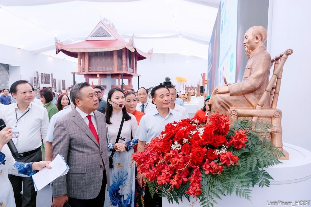 Chủ tịch UBND thành phố Hà Nội Trần Sỹ Thanh cùng lãnh đạo các sở, ngành đã tới tham quan 'không gian truyền thống và sáng tạo Hà Nội 2025'. Ảnh: Trung tâm hành chính công. Chủ tịch UBND thành phố Hà Nội Trần Sỹ Thanh cùng lãnh đạo các sở, ngành đã tới tham quan 'không gian truyền thống và sáng tạo Hà Nội 2025'. Ảnh: Trung tâm hành chính công.