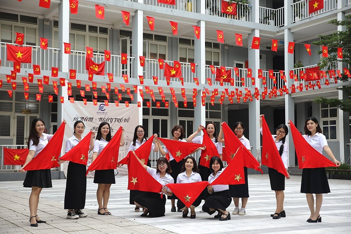 Khuôn viên Trường rực rỡ cờ đỏ sao vàng. Ảnh: EPU. Khuôn viên Trường rực rỡ cờ đỏ sao vàng. Ảnh: EPU.