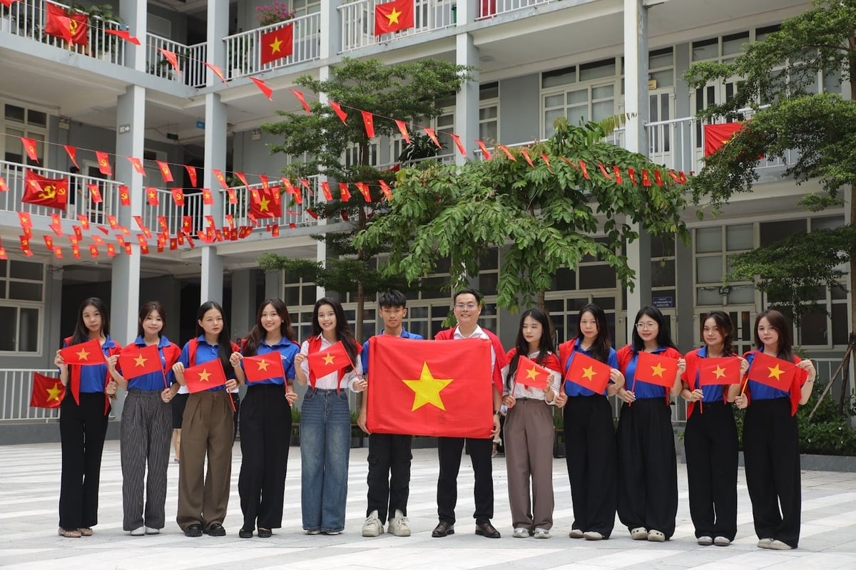 Không gian ngập tràn sắc đỏ tươi thắm của cờ Tổ quốc, tạo nên không khí trang nghiêm, tự hào và cổ vũ tinh thần cho toàn thể cán bộ, giảng viên, sinh viên Nhà trường. Ảnh: EPU. Không gian ngập tràn sắc đỏ tươi thắm của cờ Tổ quốc, tạo nên không khí trang nghiêm, tự hào và cổ vũ tinh thần cho toàn thể cán bộ, giảng viên, sinh viên Nhà trường. Ảnh: EPU.