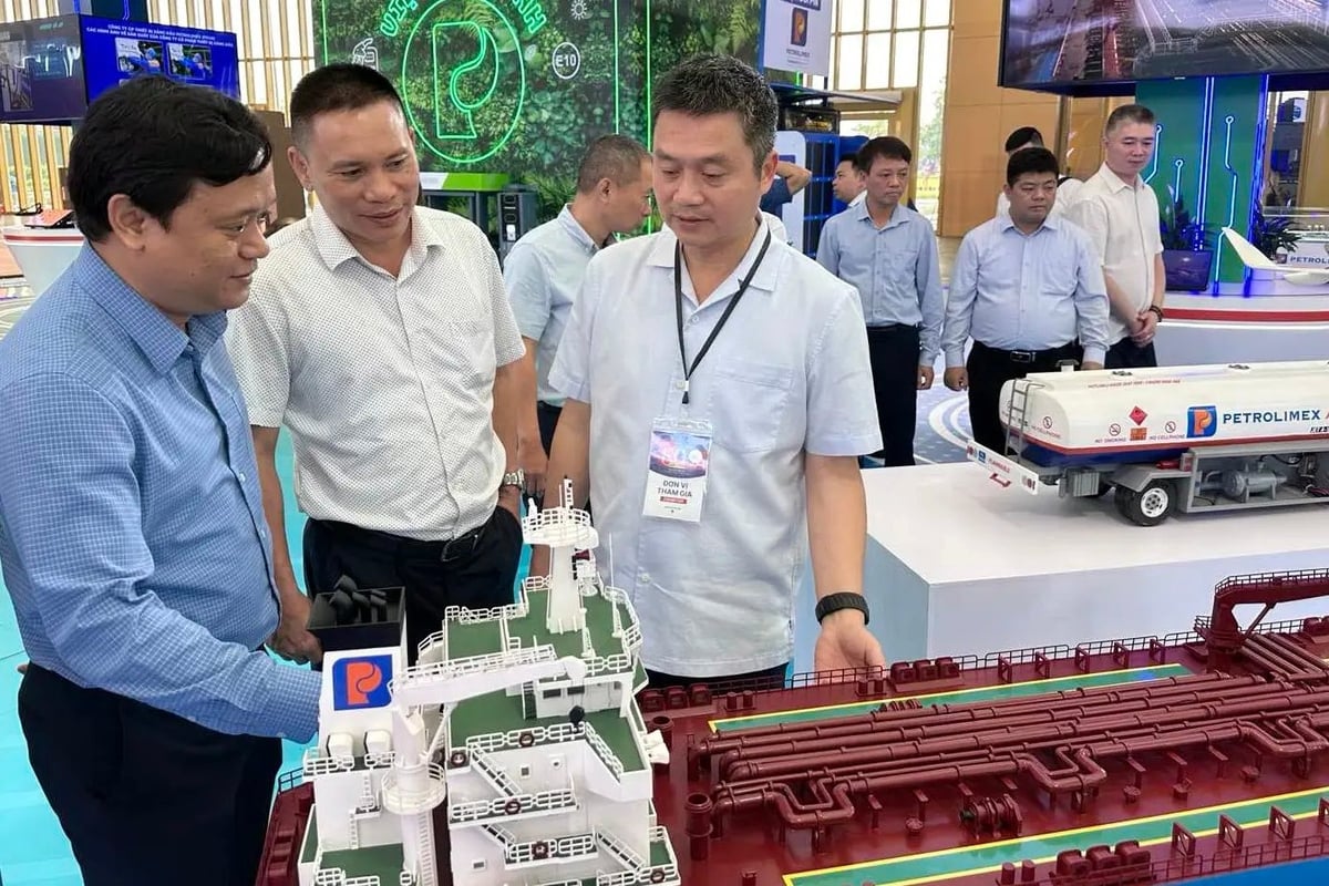 Lãnh đạo Petrolimex kiểm tra công tác chuẩn bị cho Triển lãm. Ảnh: Petrolimex. Lãnh đạo Petrolimex kiểm tra công tác chuẩn bị cho Triển lãm. Ảnh: Petrolimex.