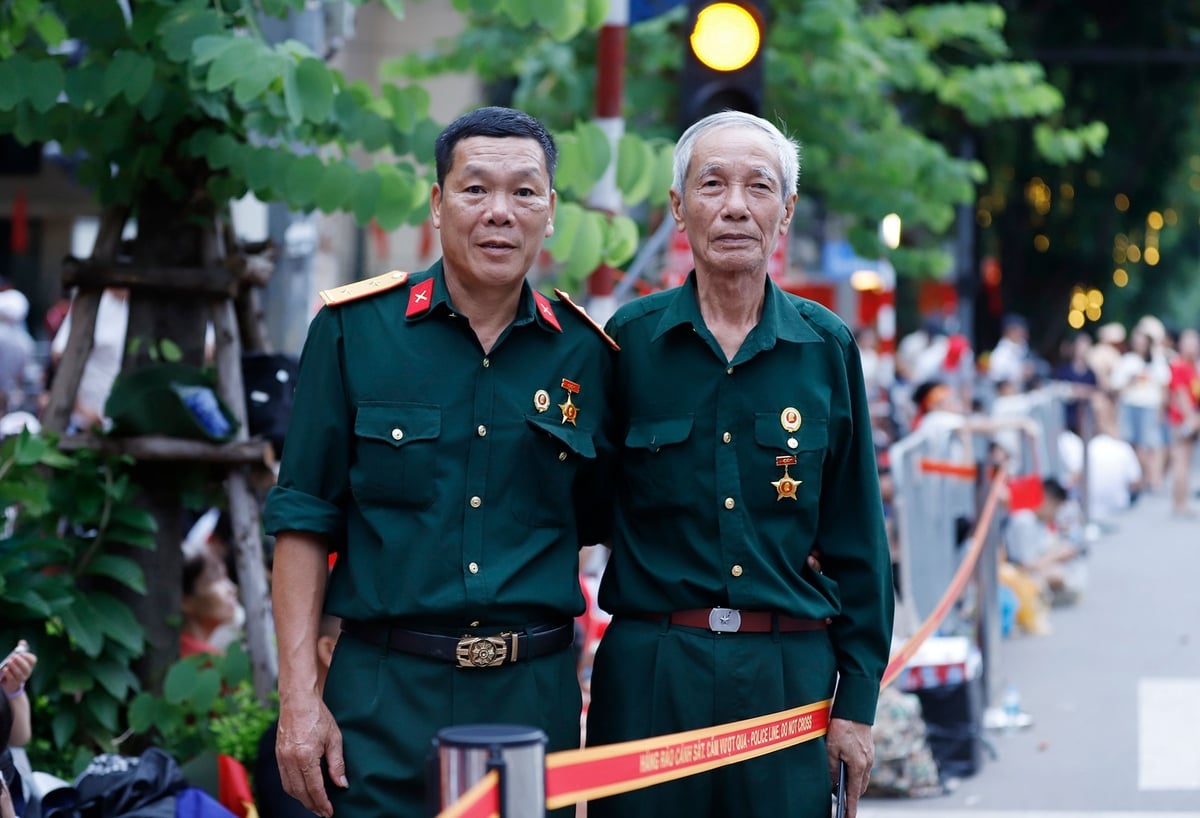 Cựu chiến binh Nguyễn Tiến Hải (ảnh phải): Mỗi bước chân hôm nay gợi lại cho tôi bao ký ức một thời trận mạc. Ảnh: Khương Trung.