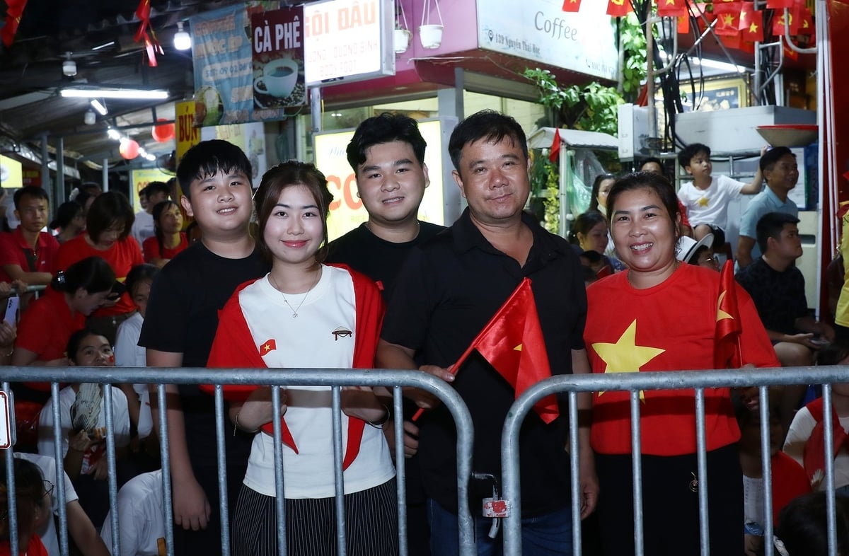 Cô giáo Nguyễn Thị Phương Thảo (áo trắng), giáo viên trường THPT Nguyễn Trãi (Thường Tín, Hà Nội). Ảnh: Khương Trung.