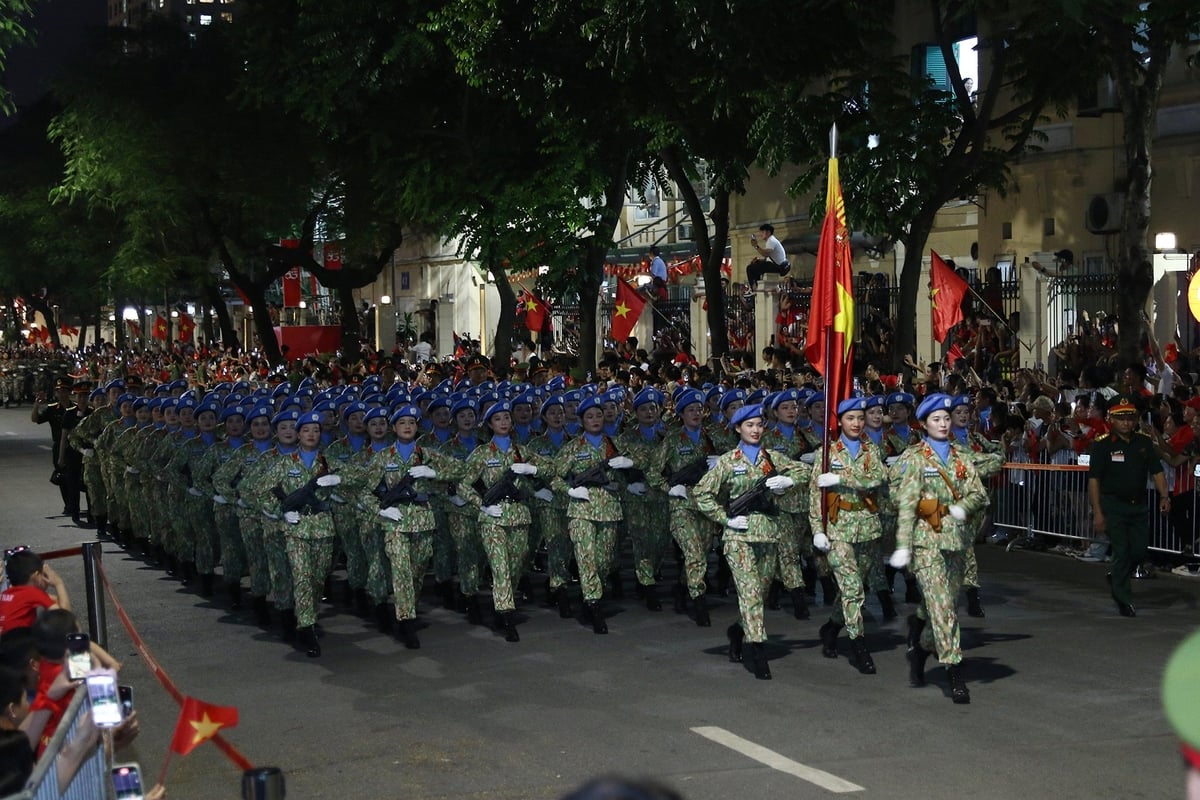 Hàng ngàn người dân từ khắp nơi đổ về trung tâm thủ đô xem buổi sơ duyệt A80 tối 27/8. Ảnh: Khương Trung.