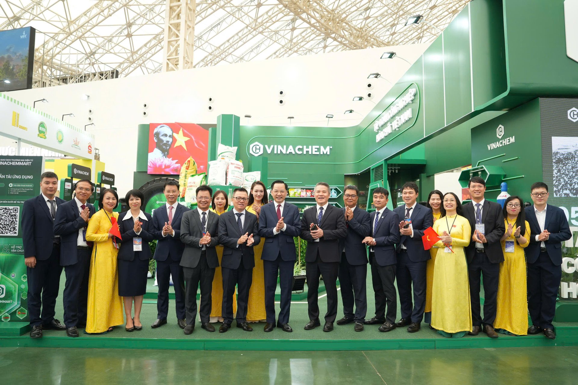 Lãnh đạo Ban Tuyên giáo và Dân vận Trung ương đánh giá quá trình trưởng thành, đổi mới và hội nhập của toàn ngành hoá chất Việt Nam thông qua không gian trưng bày của Tập đoàn tại triển lãm. Ảnh: Vinachem. Lãnh đạo Ban Tuyên giáo và Dân vận Trung ương đánh giá quá trình trưởng thành, đổi mới và hội nhập của toàn ngành hoá chất Việt Nam thông qua không gian trưng bày của Tập đoàn tại triển lãm. Ảnh: Vinachem.