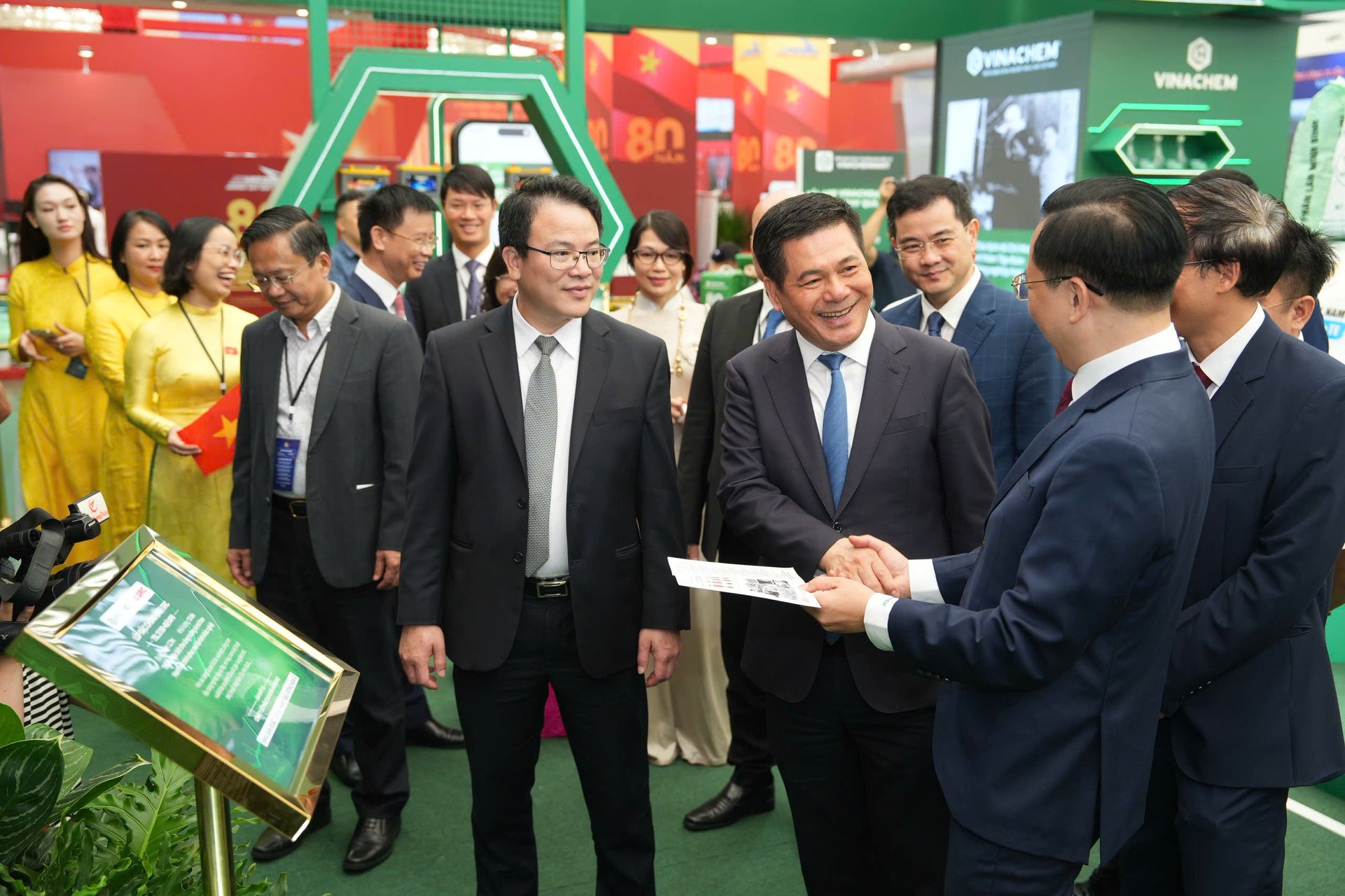 Ông Nguyễn Hữu Tú, Tổng Giám đốc Tập đoàn Hóa chất Việt Nam đón tiếp Bộ trưởng Bộ Công Thương Nguyễn Hồng Diên và Thứ trưởng Bộ Tài chính Trần Quốc Phương tham quan gian hàng Tập đoàn tại triển lãm. Ảnh: Vinachem. Ông Nguyễn Hữu Tú, Tổng Giám đốc Tập đoàn Hóa chất Việt Nam đón tiếp Bộ trưởng Bộ Công Thương Nguyễn Hồng Diên và Thứ trưởng Bộ Tài chính Trần Quốc Phương tham quan gian hàng Tập đoàn tại triển lãm. Ảnh: Vinachem.