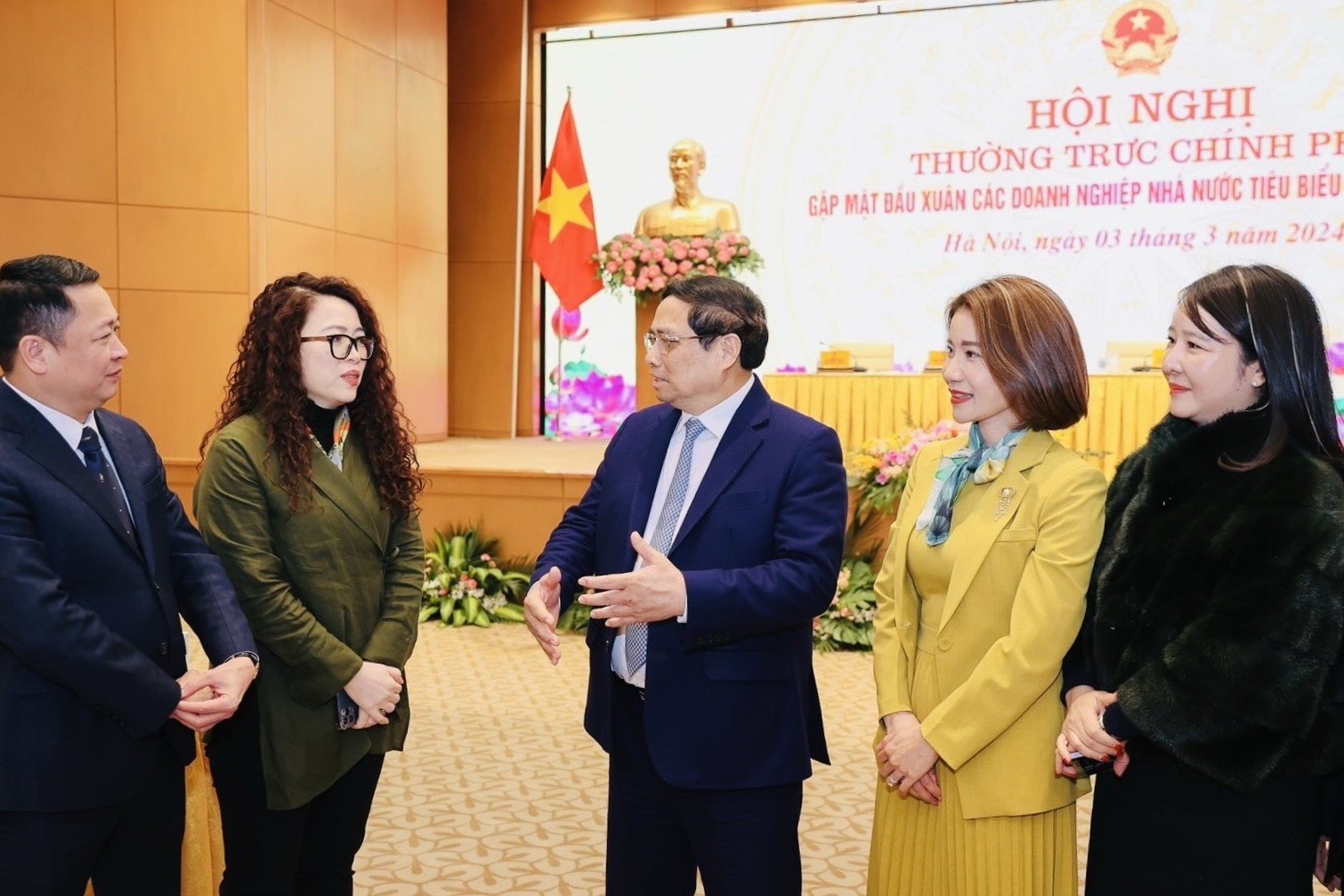 Prime Minister Pham Minh Chinh talks with Mrs. Bui Thi Thanh Tam and representatives of enterprises at the Conference of the Government Standing Committee with outstanding state-owned enterprises nationwide on March 3, 2024. Photo: Vinafood 1.