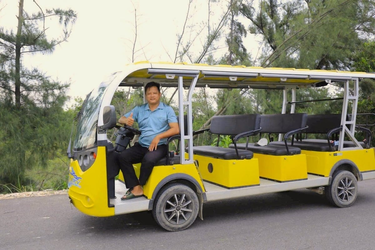 Anh Châu Văn Ngọc vẫn hàng ngày lái xe điện dẫn khách thăm đảo Minh Châu. Ảnh: ĐT. Anh Châu Văn Ngọc vẫn hàng ngày lái xe điện dẫn khách thăm đảo Minh Châu. Ảnh: ĐT.
