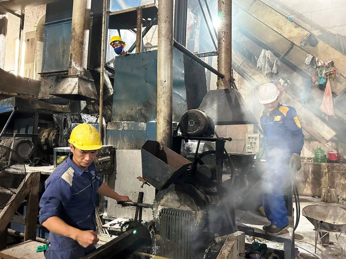 Làm mát nhựa quá trình sau quá trình nung nhiệt nilon tại Nhà máy rác Bắc Quảng Nam. Ảnh: Lan Anh. Làm mát nhựa quá trình sau quá trình nung nhiệt nilon tại Nhà máy rác Bắc Quảng Nam. Ảnh: Lan Anh.