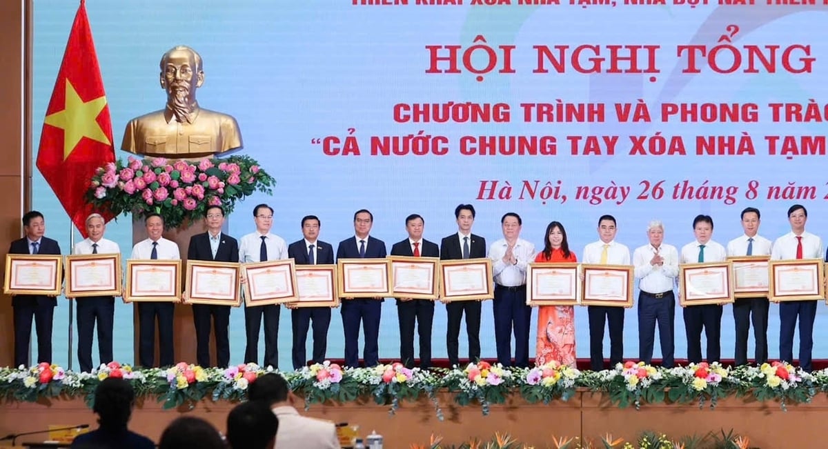 Đồng chí Trần Quang Dũng - Phó Bí thư Thường trực Đảng ủy Petrovietnam (thứ tư từ trái sang) đại diện Tập đoàn nhận Bằng khen về thành tích xuất sắc trong phong trào thi đua 'Cả nước chung tay xóa nhà tạm, nhà dột nát' năm 2025. Ảnh: VGP. Đồng chí Trần Quang Dũng - Phó Bí thư Thường trực Đảng ủy Petrovietnam (thứ tư từ trái sang) đại diện Tập đoàn nhận Bằng khen về thành tích xuất sắc trong phong trào thi đua 'Cả nước chung tay xóa nhà tạm, nhà dột nát' năm 2025. Ảnh: VGP.