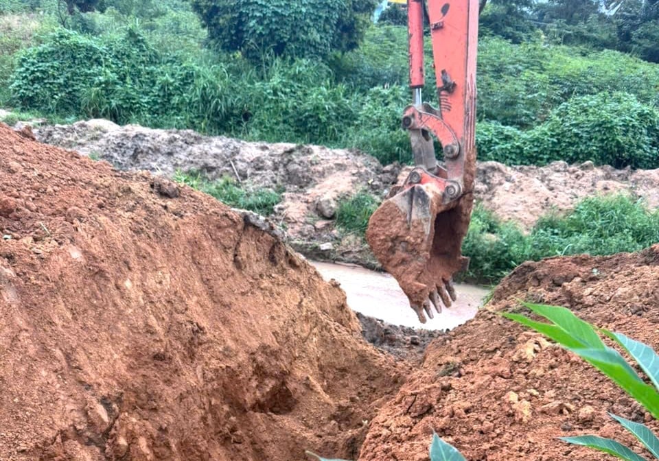 Ông Quốc tự ý san lấp, lấn suối gây ngập quốc lộ 24. Ảnh: CTV. Ông Quốc tự ý san lấp, lấn suối gây ngập quốc lộ 24. Ảnh: CTV.