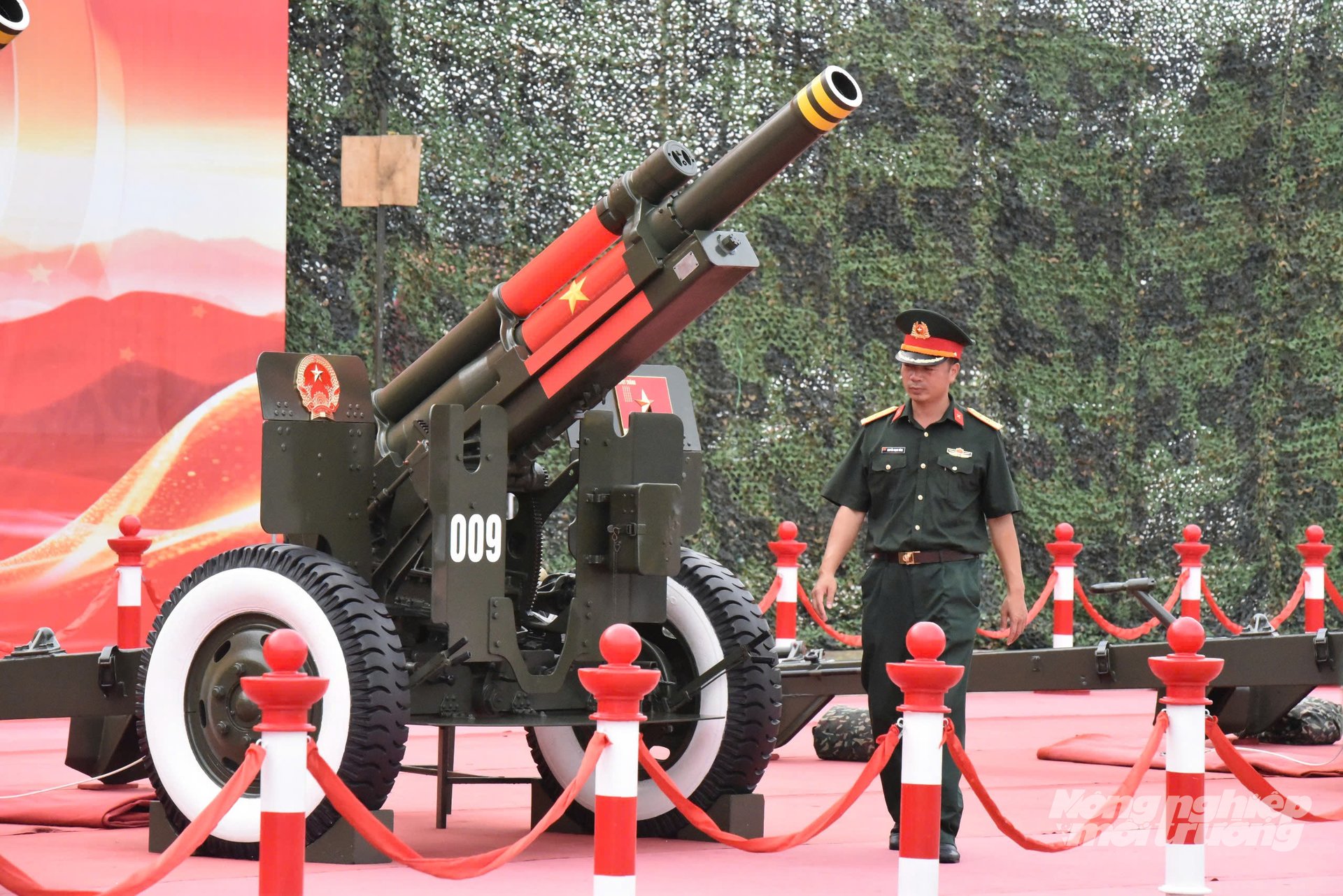 Pháo lễ 105mm của Lữ đoàn Pháo binh 45 được bố trí tại sân Mỹ Đình, sẵn sàng khai hỏa trong buổi sơ duyệt diễu binh, diễu hành A80. Ảnh: Tú Thành. Pháo lễ 105mm của Lữ đoàn Pháo binh 45 được bố trí tại sân Mỹ Đình, sẵn sàng khai hỏa trong buổi sơ duyệt diễu binh, diễu hành A80. Ảnh: Tú Thành.