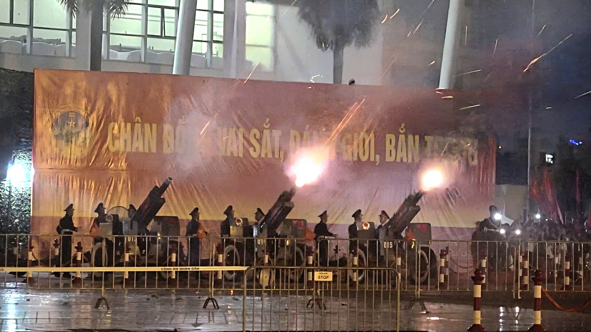 Khoảnh khắc rực sáng và dậy vang khí thế từ loạt pháo lễ khai hỏa. Ảnh: Quang Dũng. Khoảnh khắc rực sáng và dậy vang khí thế từ loạt pháo lễ khai hỏa. Ảnh: Quang Dũng.