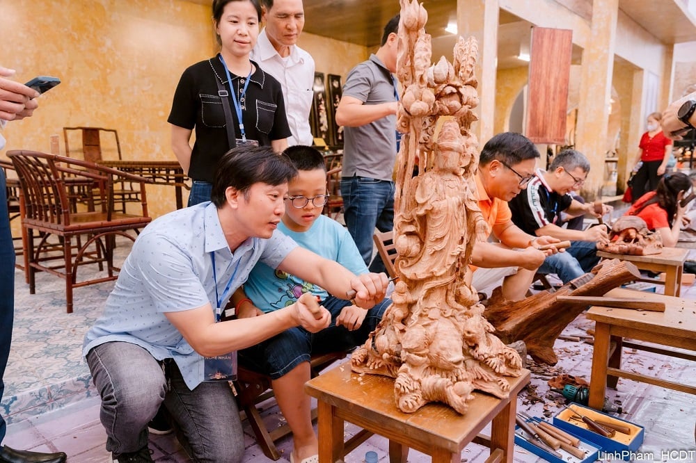 Người dân tới tới tham quan 'không gian truyền thống và sáng tạo Hà Nội 2025'. Ảnh: Trung tâm hành chính công. Người dân tới tới tham quan 'không gian truyền thống và sáng tạo Hà Nội 2025'. Ảnh: Trung tâm hành chính công.