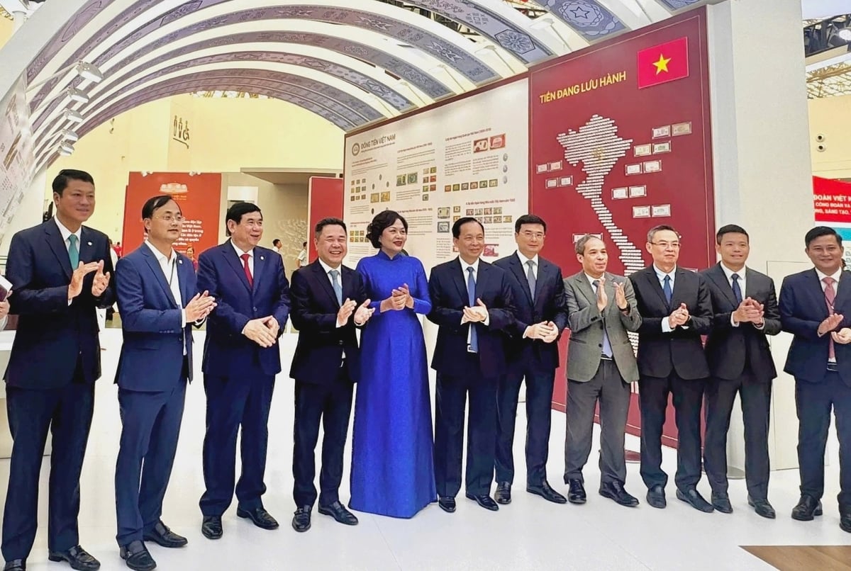 Thống đốc NHNN cùng các lãnh đạo ngành Ngân hàng đồng hành tại Triển lãm 'Thành tựu đất nước A80'. Ảnh: Anh Thư. Thống đốc NHNN cùng các lãnh đạo ngành Ngân hàng đồng hành tại Triển lãm 'Thành tựu đất nước A80'. Ảnh: Anh Thư.