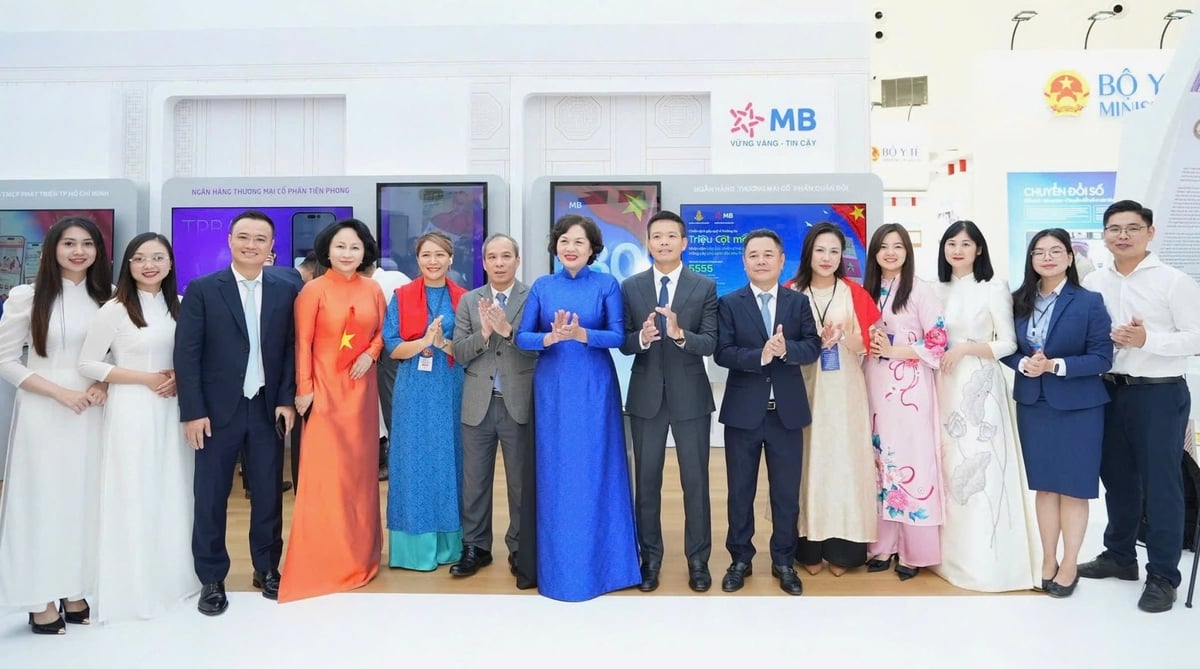 Thống đốc NHNN Nguyễn Thị Hồng chụp ảnh lưu niệm cùng lãnh đạo và cán bộ MB tại Triển lãm thành tự đất nước A80. Ảnh: Anh Thư. Thống đốc NHNN Nguyễn Thị Hồng chụp ảnh lưu niệm cùng lãnh đạo và cán bộ MB tại Triển lãm thành tự đất nước A80. Ảnh: Anh Thư.