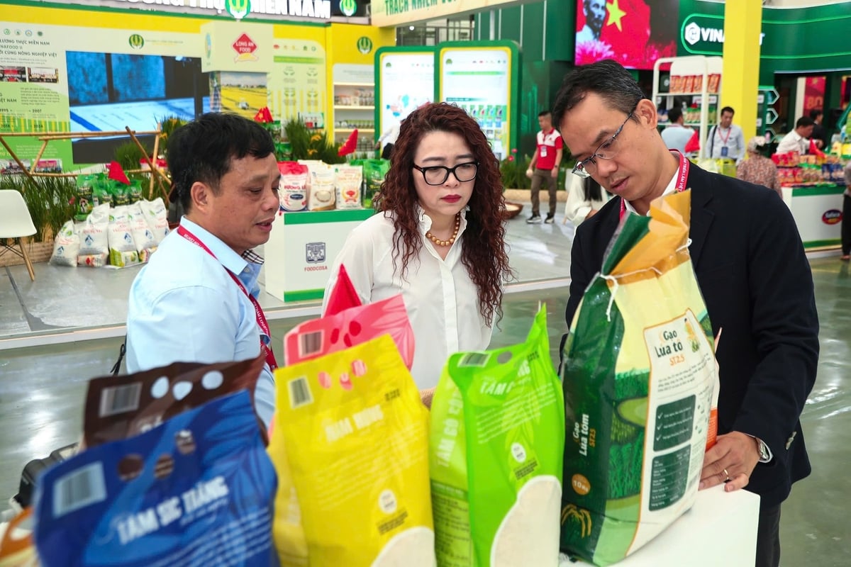 Mrs. Bui Thi Thanh Tam, Chairwoman of the Members' Council of Vinafood 1, at the National Achievements Exhibition marking the 80th anniversary of National Day. Photo: PH.