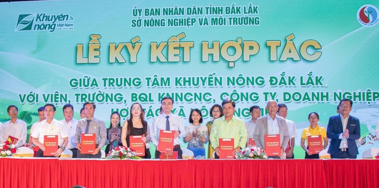 Tại hội nghị đã diễn ra lễ ký kết hợp tác giữa Trung tâm Khuyến nông Đắk Lắk với các đơn vị liên quan nhằm thúc đẩy hoạt động khuyến nông theo hướng chất lượng, đổi mới và phát triển bền vững. Ảnh: Trần Thọ. Tại hội nghị đã diễn ra lễ ký kết hợp tác giữa Trung tâm Khuyến nông Đắk Lắk với các đơn vị liên quan nhằm thúc đẩy hoạt động khuyến nông theo hướng chất lượng, đổi mới và phát triển bền vững. Ảnh: Trần Thọ.