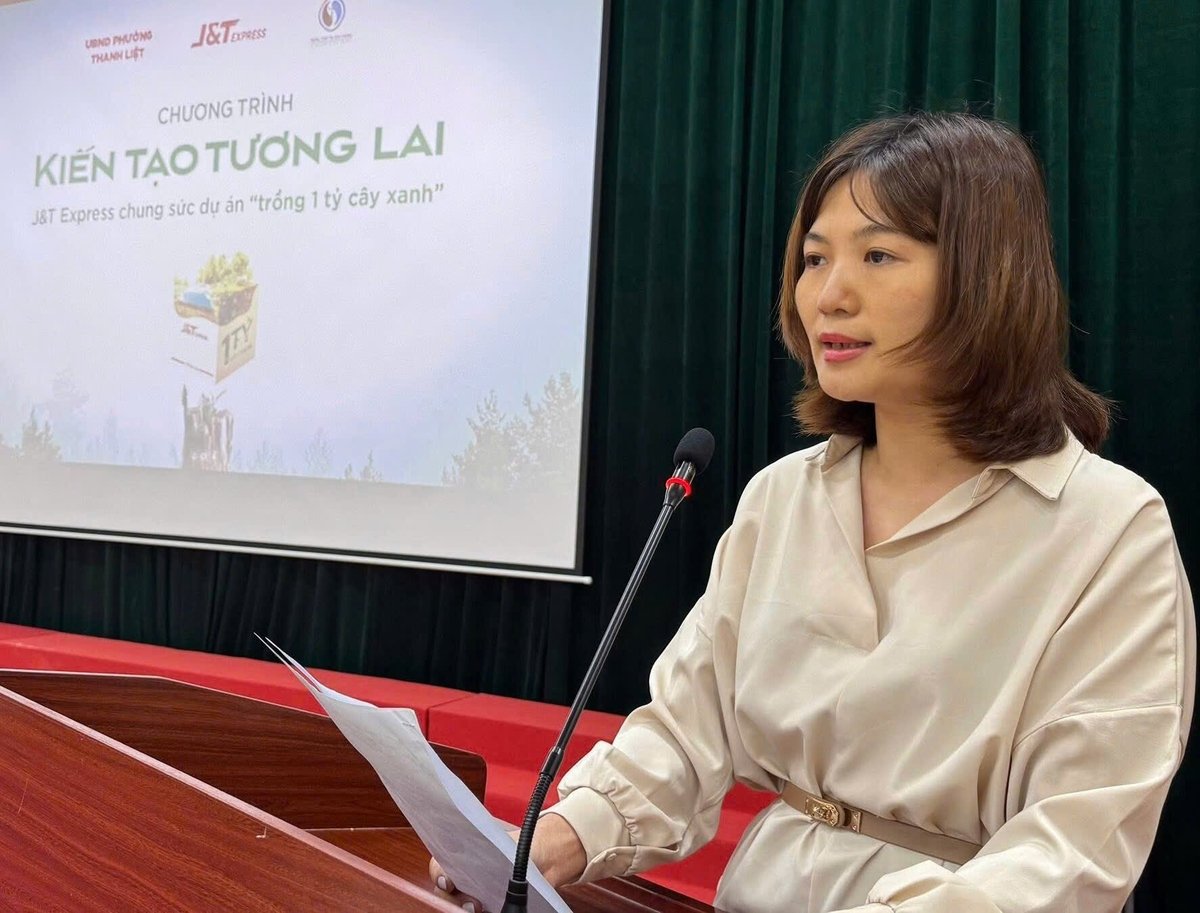 Bà Đoàn Thị Hồng Hạnh, Phó Chánh Văn phòng Trung tâm Truyền thông Tài nguyên và Môi trường, Bộ Nông nghiệp và Môi trường phát biểu tại sự kiện. Ảnh: J&T Express. Bà Đoàn Thị Hồng Hạnh, Phó Chánh Văn phòng Trung tâm Truyền thông Tài nguyên và Môi trường, Bộ Nông nghiệp và Môi trường phát biểu tại sự kiện. Ảnh: J&T Express.