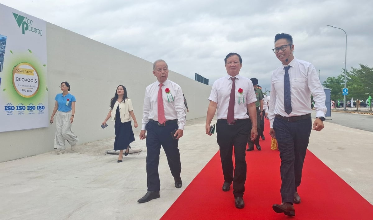 Bí thư Thành ủy Huế Lê Trường Lưu (thứ 2 từ phải sang) tham qua nhà máy. Ảnh: Văn Dinh. Bí thư Thành ủy Huế Lê Trường Lưu (thứ 2 từ phải sang) tham qua nhà máy. Ảnh: Văn Dinh.