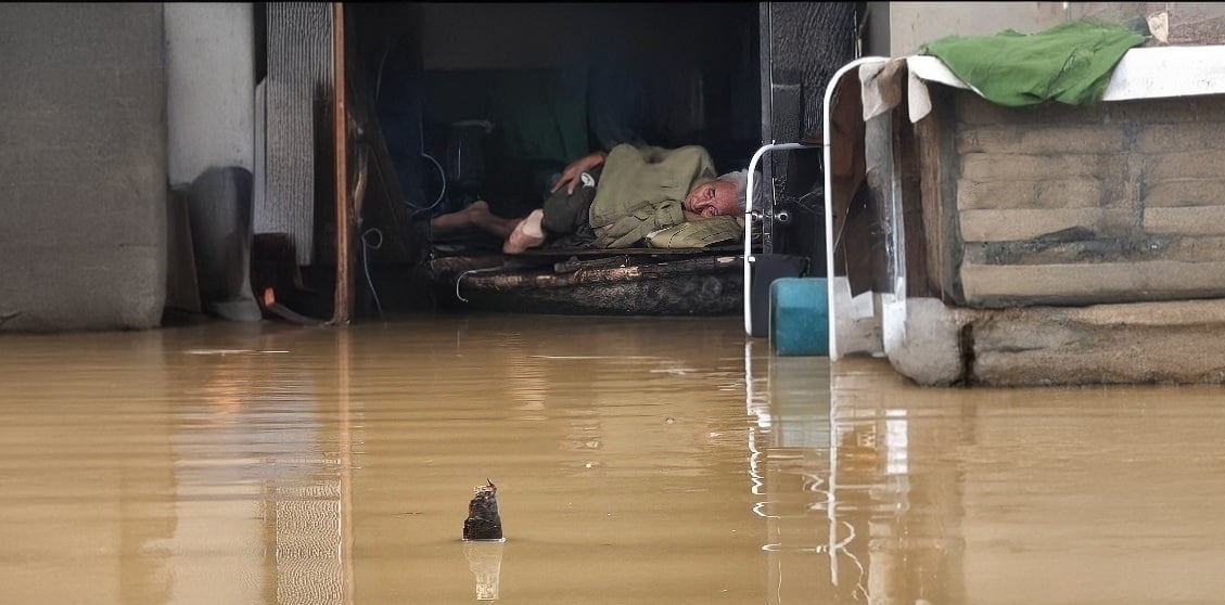 Một hộ dân tại thôn Cầu, xã Đông Thành nằm trong nhà, chờ nước rút. Một hộ dân tại thôn Cầu, xã Đông Thành nằm trong nhà, chờ nước rút.