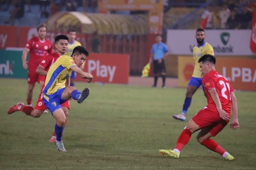 Hà Nội FC (áo vàng) chưa biết đến chiến thắng ở V.League 2025/2026. Ảnh: Hà Nội FC. Hà Nội FC (áo vàng) chưa biết đến chiến thắng ở V.League 2025/2026. Ảnh: Hà Nội FC.