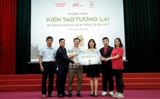 Ông Trình Quốc Thắng, Phó Chủ tịch UBND phường Thanh Liệt (thứ ba từ trái sang), cùng Ban Quản lý dự án Đầu tư - Hạ tầng phường Thanh Liệt nhận bảng tượng trưng từ đại diện Trung tâm Truyền thông TN&MT và Công ty J&T Express Việt Nam. Ảnh: J&T Express. Ông Trình Quốc Thắng, Phó Chủ tịch UBND phường Thanh Liệt (thứ ba từ trái sang), cùng Ban Quản lý dự án Đầu tư - Hạ tầng phường Thanh Liệt nhận bảng tượng trưng từ đại diện Trung tâm Truyền thông TN&MT và Công ty J&T Express Việt Nam. Ảnh: J&T Express.