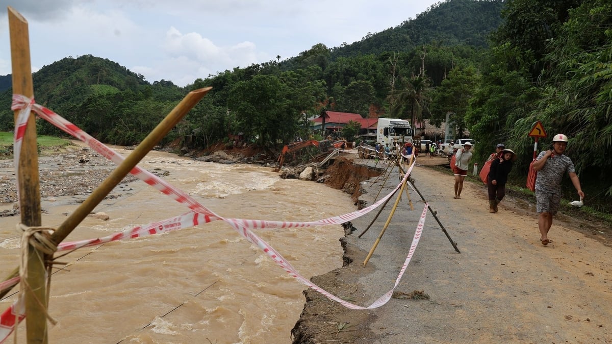 Nước lũ vẫn cuồn cuộn chảy về, sạt lở ăn sâu vào quốc lộ 47 đoạn qua xã Yên Nhân. Ảnh: Thanh Tâm. Nước lũ vẫn cuồn cuộn chảy về, sạt lở ăn sâu vào quốc lộ 47 đoạn qua xã Yên Nhân. Ảnh: Thanh Tâm.