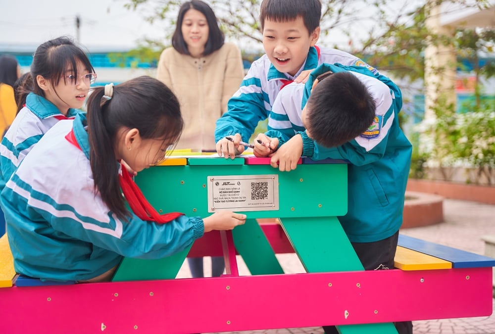Các em học sinh Trường Tiểu học Phú Lâm - Bắc Ninh hào hứng tìm hiểu về bộ bàn ghế làm từ nhựa tái chế do J&T Express trao tặng. Ảnh: J&T Express. Các em học sinh Trường Tiểu học Phú Lâm - Bắc Ninh hào hứng tìm hiểu về bộ bàn ghế làm từ nhựa tái chế do J&T Express trao tặng. Ảnh: J&T Express.