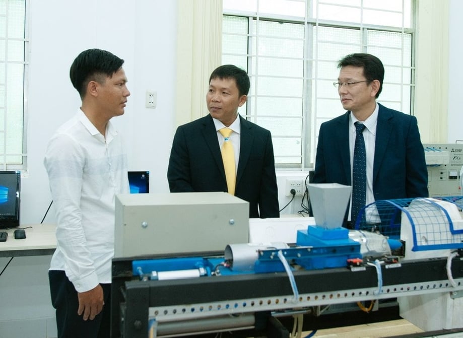 3 ngành kỹ thuật của TVU đạt chuẩn kiểm định quốc tế ABET (Hoa Kỳ), gồm: Công nghệ Kỹ thuật Xây dựng, Công nghệ Kỹ thuật Cơ khí và Công nghệ Kỹ thuật Điện – Điện tử. Ảnh: Minh Đảm. 3 ngành kỹ thuật của TVU đạt chuẩn kiểm định quốc tế ABET (Hoa Kỳ), gồm: Công nghệ Kỹ thuật Xây dựng, Công nghệ Kỹ thuật Cơ khí và Công nghệ Kỹ thuật Điện – Điện tử. Ảnh: Minh Đảm.