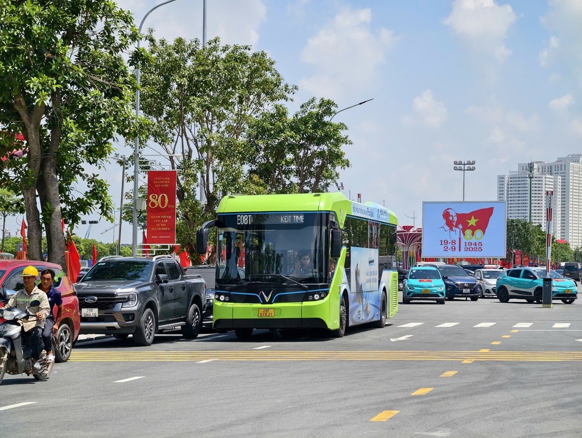 Trung tâm quản lý và điều hành giao thông TP Hà Nội thực hiện điều chỉnh lộ trình nhiều tuyến xe buýt để phục vụ Lễ kỷ niệm A80. Ảnh: Cao Sơn. Trung tâm quản lý và điều hành giao thông TP Hà Nội thực hiện điều chỉnh lộ trình nhiều tuyến xe buýt để phục vụ Lễ kỷ niệm A80. Ảnh: Cao Sơn.