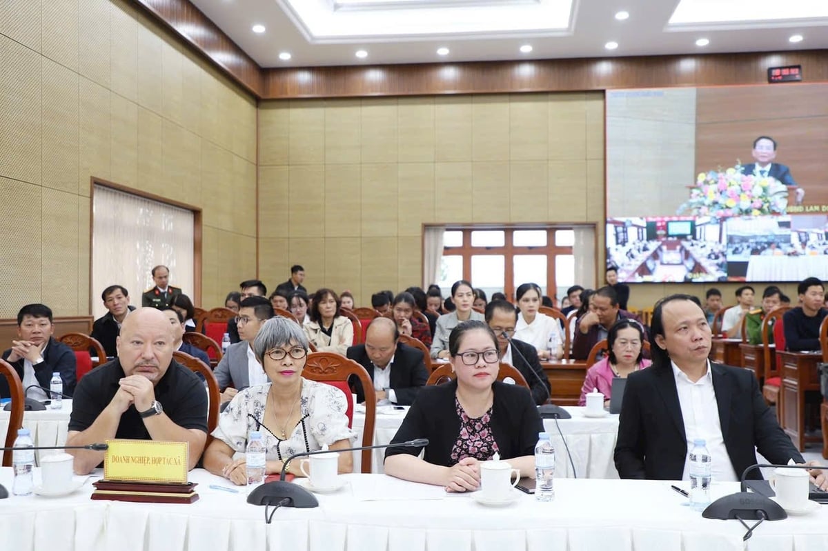 Tại hội nghị, nhiều doanh nghiệp bày tỏ sự trân trọng trước tinh thần cầu thị, đồng hành của lãnh đạo tỉnh trong thời gian qua và mong muốn cùng với tỉnh xây dựng môi trường kinh doanh minh bạch, ổn định, tạo giá trị bền vững cho cộng đồng. Ảnh: Dương Phong. Tại hội nghị, nhiều doanh nghiệp bày tỏ sự trân trọng trước tinh thần cầu thị, đồng hành của lãnh đạo tỉnh trong thời gian qua và mong muốn cùng với tỉnh xây dựng môi trường kinh doanh minh bạch, ổn định, tạo giá trị bền vững cho cộng đồng. Ảnh: Dương Phong.
