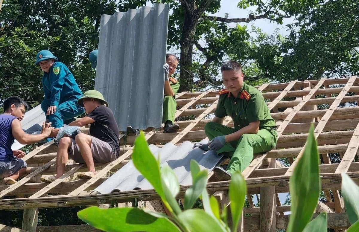 Sau khi ngôi nhà gỗ được di dời đến nơi an toàn, lực lượng chức năng và người dân địa phương hỗ trợ bà Xuân dựng lại nhà, giúp bà ổn định cuộc sống. Ảnh: Lê Phương. Sau khi ngôi nhà gỗ được di dời đến nơi an toàn, lực lượng chức năng và người dân địa phương hỗ trợ bà Xuân dựng lại nhà, giúp bà ổn định cuộc sống. Ảnh: Lê Phương.