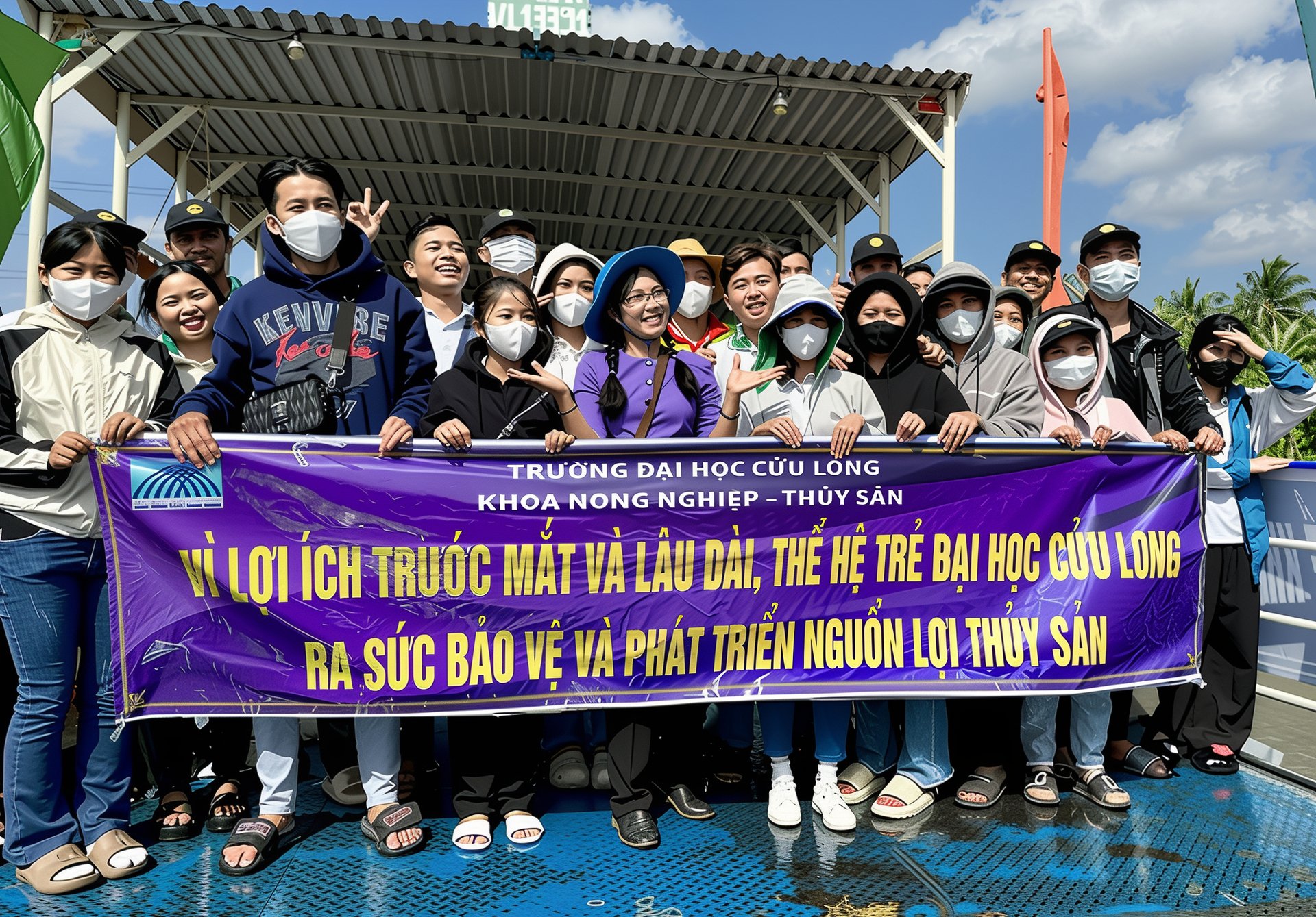 Sinh viên Trường Đại học Cửu Long tham gia thả cá để tái tạo nguồn lợi thủy sản. Ảnh: Trường ĐH Cửu Long. Sinh viên Trường Đại học Cửu Long tham gia thả cá để tái tạo nguồn lợi thủy sản. Ảnh: Trường ĐH Cửu Long.