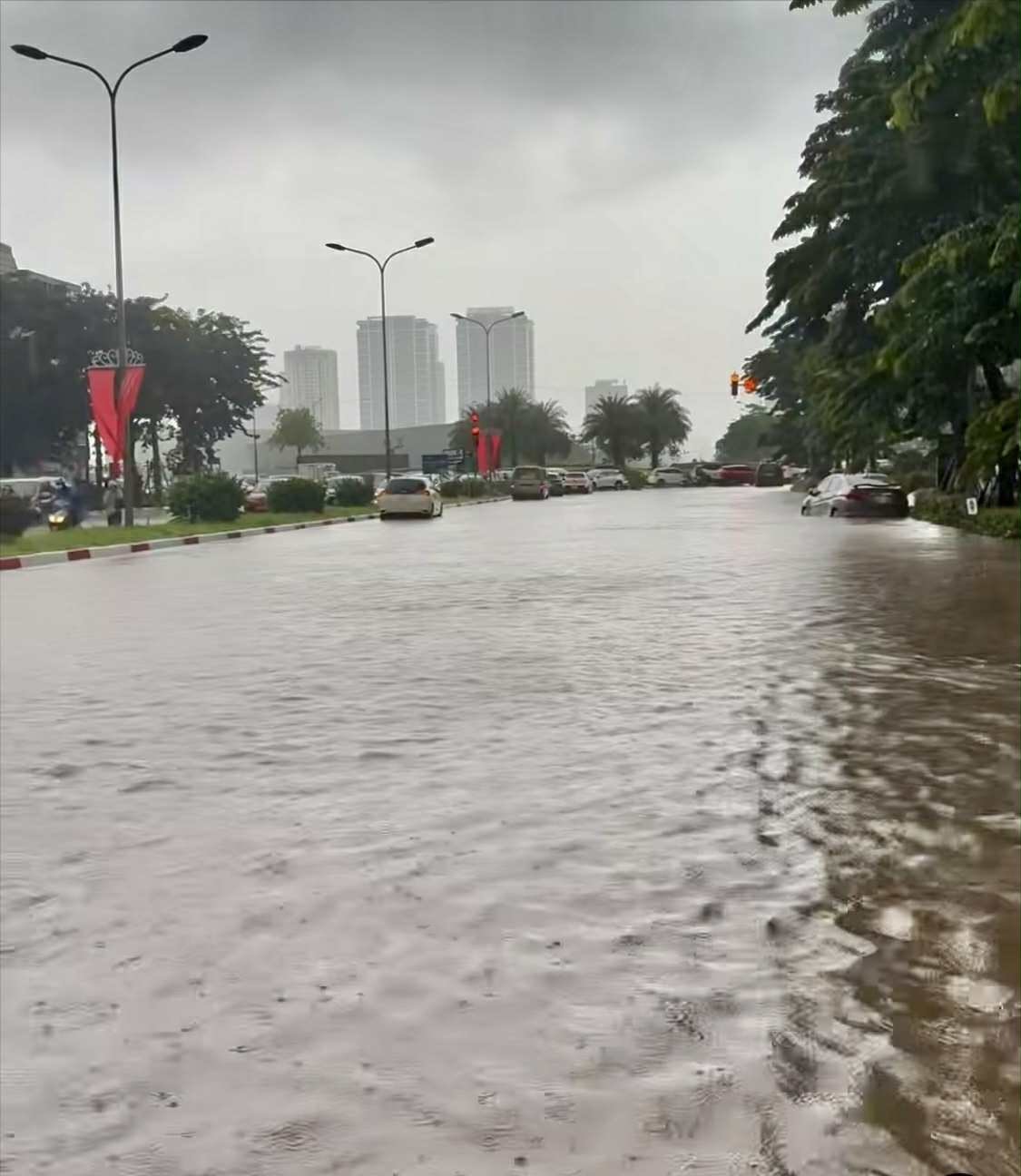 Trước đợt mưa lớn, nhiều khu vực lại chuẩn bị tinh thần đón nhận đợt ngập úng sắp tới. Ảnh:Trần Trọng An.