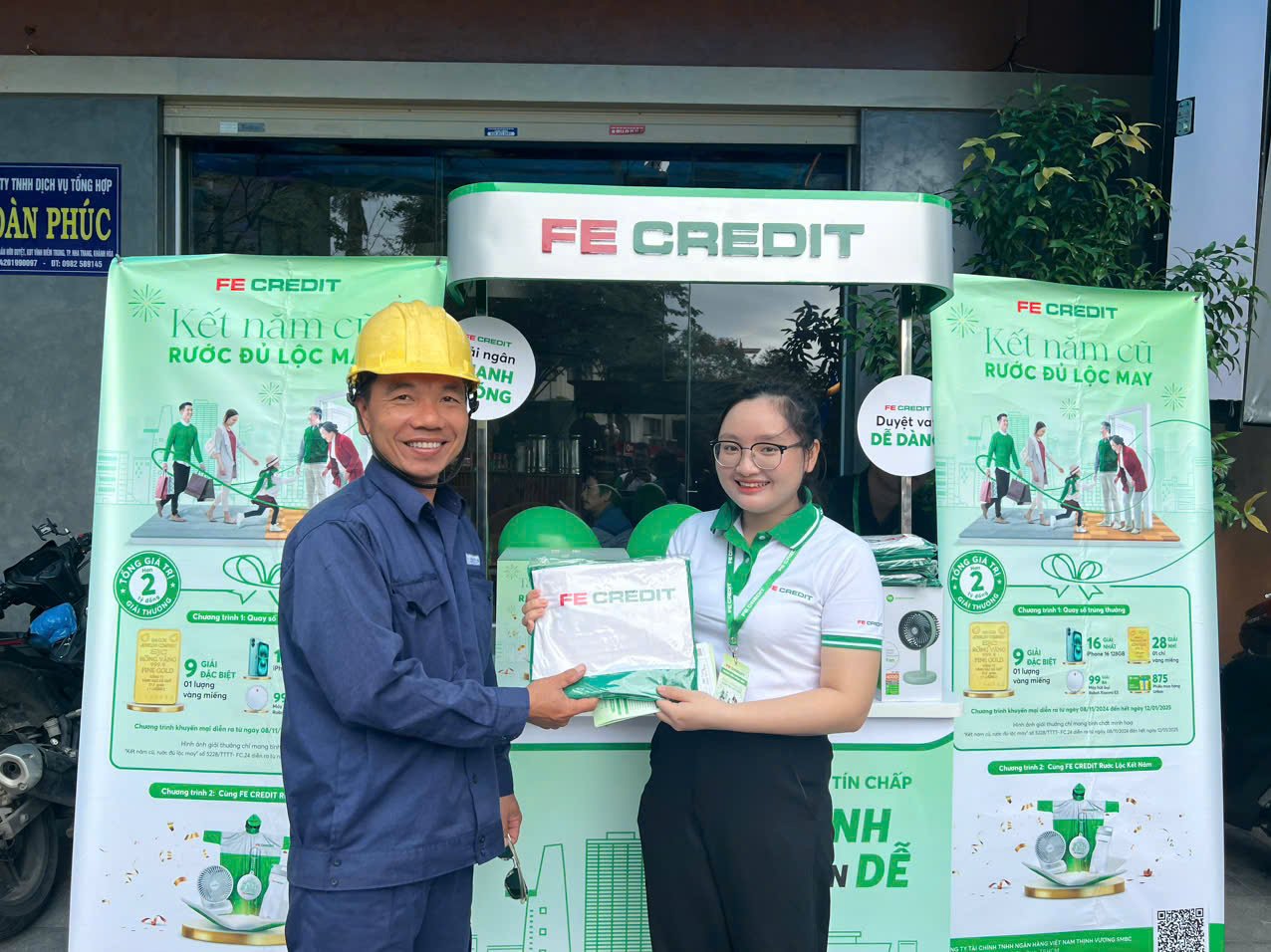 FE CREDIT lắng nghe và hiểu hơn về khách hàng, từ đó mang đến những giải pháp tài chính phù hợp cho từng nhu cầu riêng biệt. Ảnh: FE CREDIT. FE CREDIT lắng nghe và hiểu hơn về khách hàng, từ đó mang đến những giải pháp tài chính phù hợp cho từng nhu cầu riêng biệt. Ảnh: FE CREDIT.