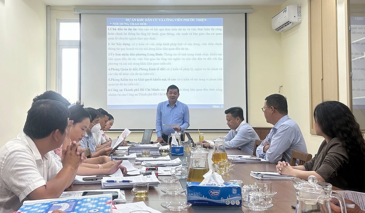 Ông Nguyễn Toàn Thắng - Giám đốc Sở NN&MT TP.HCM - Tổ trưởng Tổ Công tác 5013 chủ trì buổi làm việc với các chủ đầu tư về gỡ vướng để cấp 'sổ hồng' cho người mua nhà. Ảnh: Tường Tú. Ông Nguyễn Toàn Thắng - Giám đốc Sở NN&MT TP.HCM - Tổ trưởng Tổ Công tác 5013 chủ trì buổi làm việc với các chủ đầu tư về gỡ vướng để cấp 'sổ hồng' cho người mua nhà. Ảnh: Tường Tú.