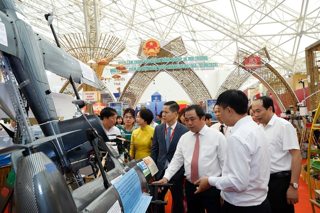 Quyền Bộ trưởng Trần Đức Thắng thăm mô hình máy bay không người lái do các nhà khoa học của Viện Khoa học Đo đạc và Bản đồ nghiên cứu, sáng chế. Ảnh: Khương Trung. Quyền Bộ trưởng Trần Đức Thắng thăm mô hình máy bay không người lái do các nhà khoa học của Viện Khoa học Đo đạc và Bản đồ nghiên cứu, sáng chế. Ảnh: Khương Trung.